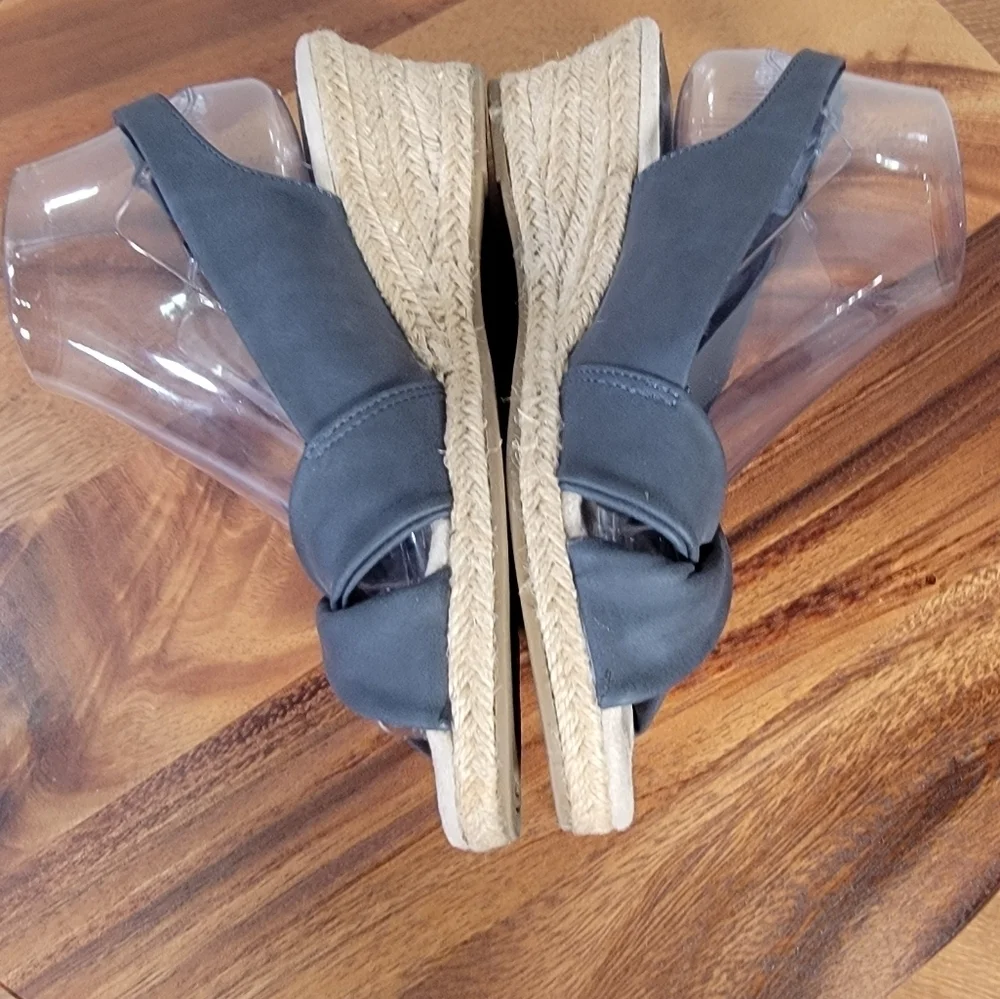 Easy Street Women's Wedge Espadrilles Sandals Size 8 Sling Back Faux Leather